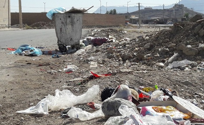 زباله گرد ها بلای جان سطل های مکانیزه زباله در سراوان/ طلای کثیف نفس شهروندان را تنگ کرد