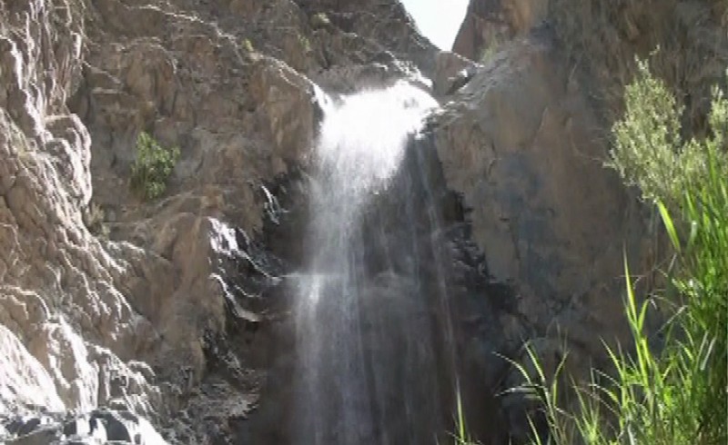 آبشار ۷۰ متری کوه سفید چشم اندازی بکر در طبیعت جنوب شرق