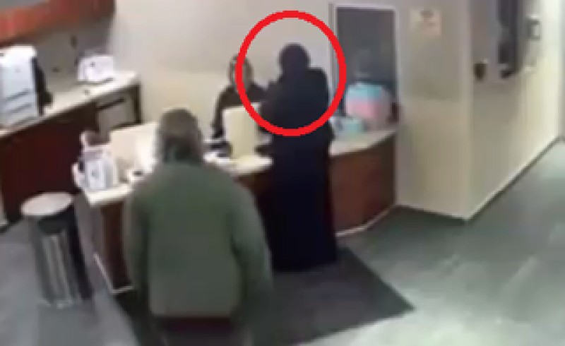حمله مردی ناشناس به دختر محجبه در بیمارستان +فیلم