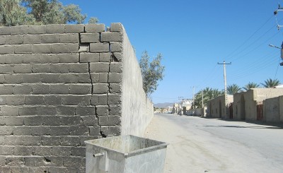 دیوار کج بلای جان دانش آموزان و شهروندان سراوانی/شهردار سراوان: جهت بازسازی دیوار تذکر داده شده است
