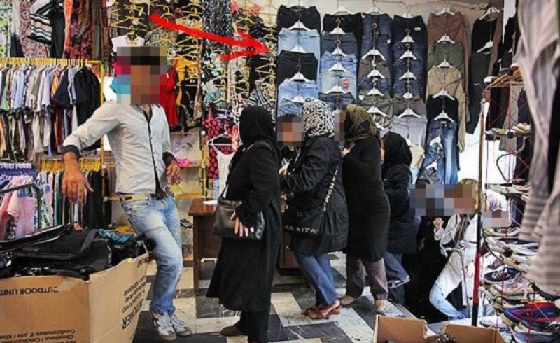 دفتر مشق فرهنگ غرب بر قامت زنان ایرانی!/ فروش لباس زیر زنانه توسط مردان و سکوت متولیان