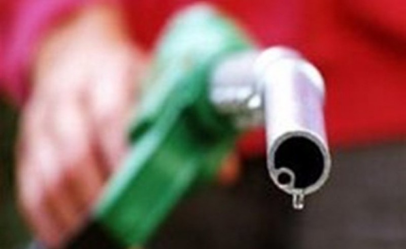 بازگشت به دوران کارت سوخت/ خادمی: احتمال افزایش 15 نرخ بنزین تا پایان شهریور ماه/ دولت برای افزایش قیمت بنزین نیازی به مجوز مجلس ندارد!