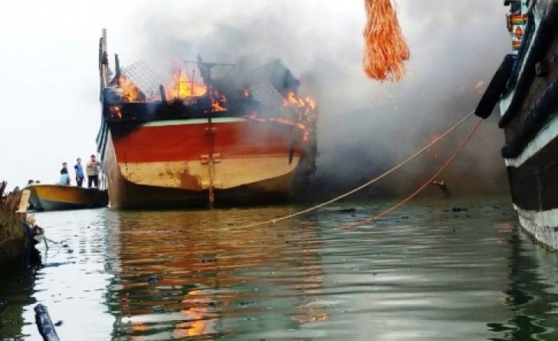 یک فروند لنج ماهیگیری در بندر چابهار آتش گرفت/ حادثه خسارت جانی در پی نداشت