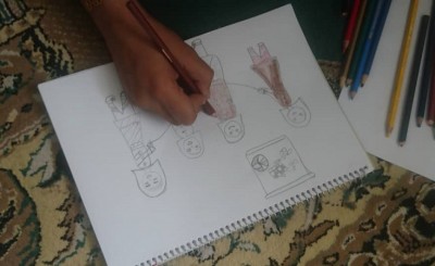 رقابت دانش آموزان دختر سراوانی در مسابقه نقاشی+تصاویر