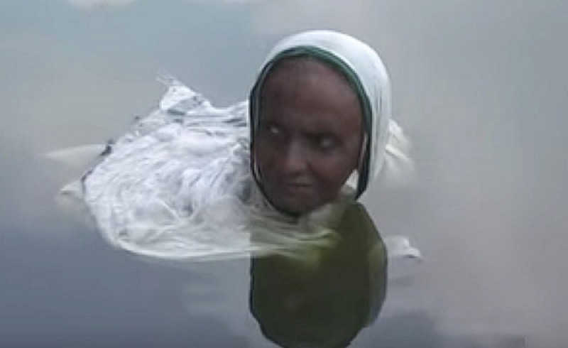 زنی که از خورشید فراری است و به آب پناه می‌برد +فیلم