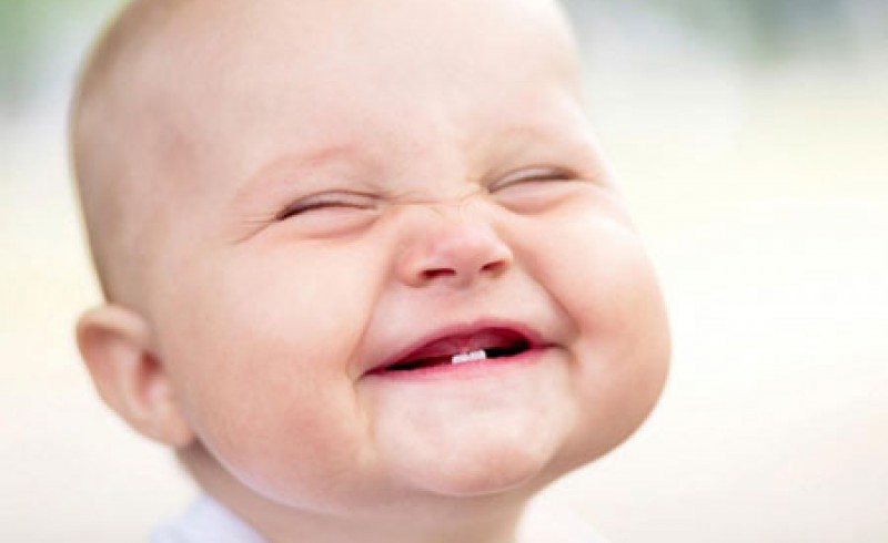۵ روش برای کاهش درد دندان درآوردن کودک