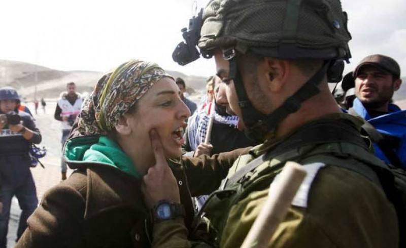 حمله وحشیانه نظامیان اسرائیلی به دو زن اروپایی +فیلم
