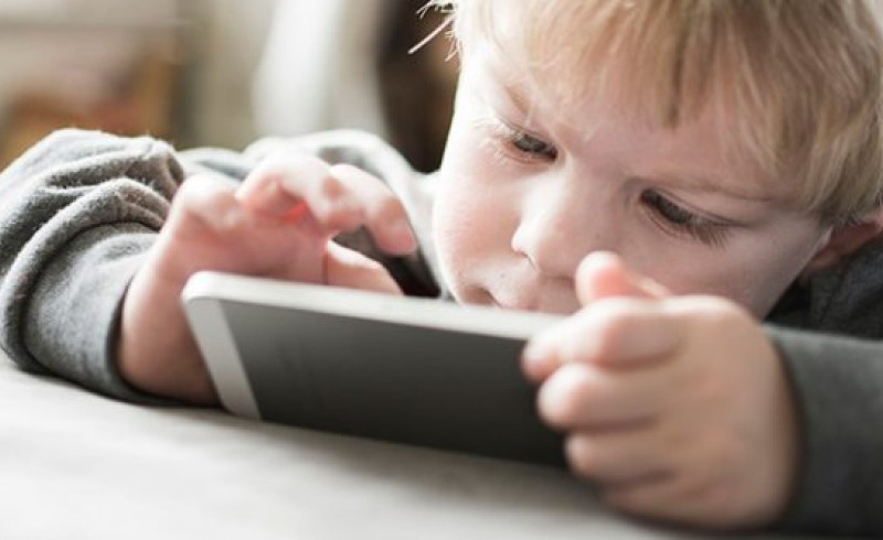 خطری ناشناخته در کمین علاقمندان به تلفن همراه/ چگونه رفتارهای دوران کودکی بر مغز تاثیر می‌گذارد؟
