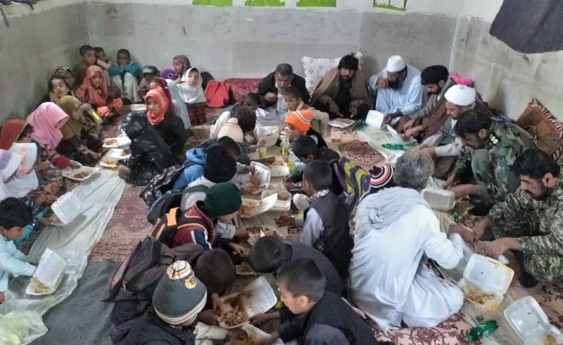 بارش خدمات سپاه در ایام الله دهه فجر/ توزیع هزار پرس غذای گرم در مدارس سراوان