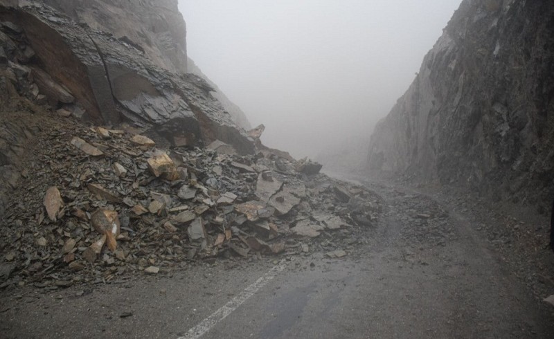 بارش باران موجب ریزش کوه در گدار بلبل سراوان/ بخشدار بم پشت: در حال بازگشای مسیر هستیم+ تصویر