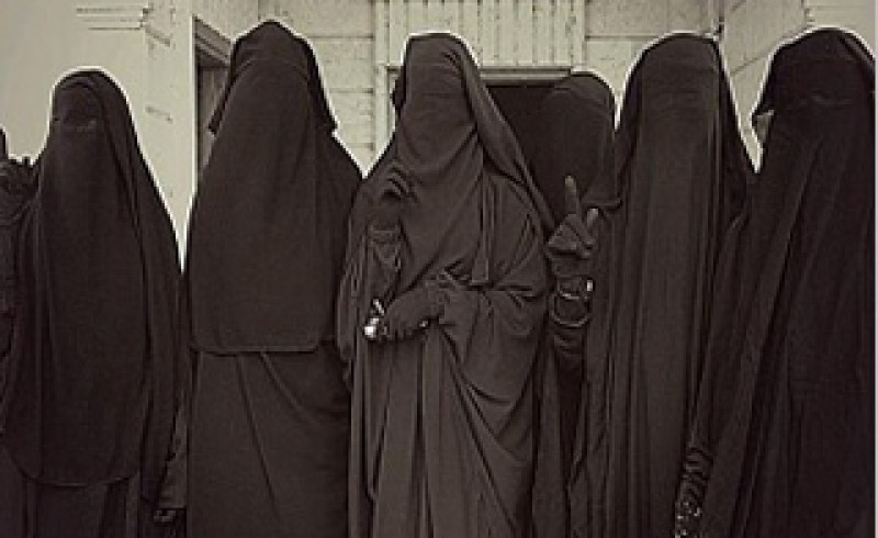 تروریست‌های داعشی‌ به لباس‌های زنانه روی آوردند! +فیلم