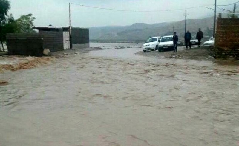 فیلم/ تخلیه سیلاب های مسدود شده در آق قلا توسط سپاه