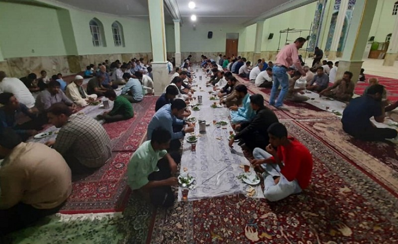 گزارش تصویری/ برپایی سفره افطاری در مسجد جامع علی ابن ابی طالب (ع) سراوان