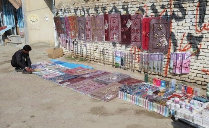 حکمرانی دست فروشان در خیابان های سیستان/از اجاره پیاده رو تا عدم رعایت قانون