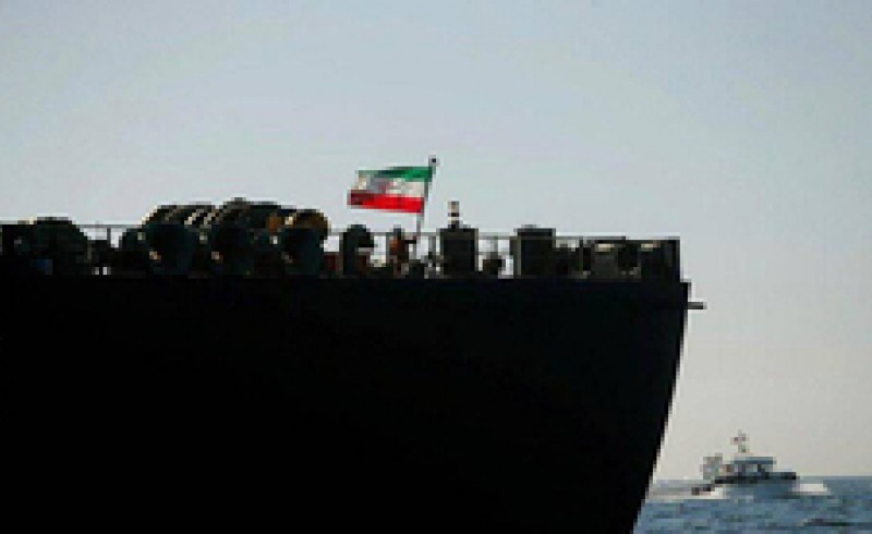 اهتزاز پرچم ایران برفراز نفتکش آدریان ‌دریا +فیلم