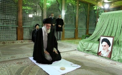 رهبر انقلاب اسلامی در مرقد امام خمینی(ره) وگلزار شهدا حضور یافتند