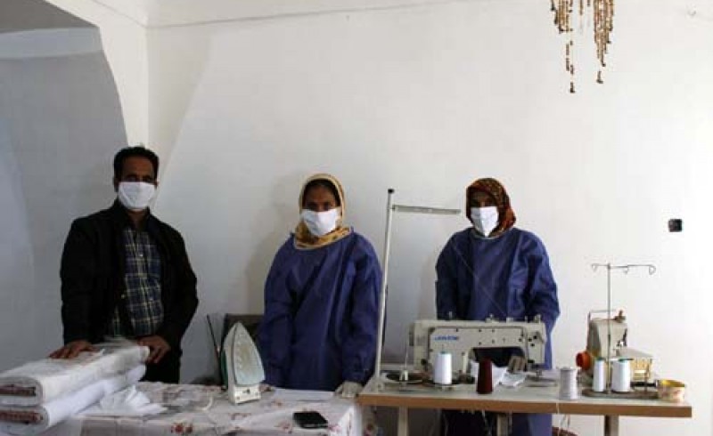 کارگاه دو نفره انسانیت در زهک افتتاح شد/تولید ماسک به دست مادر و دختر بیمار