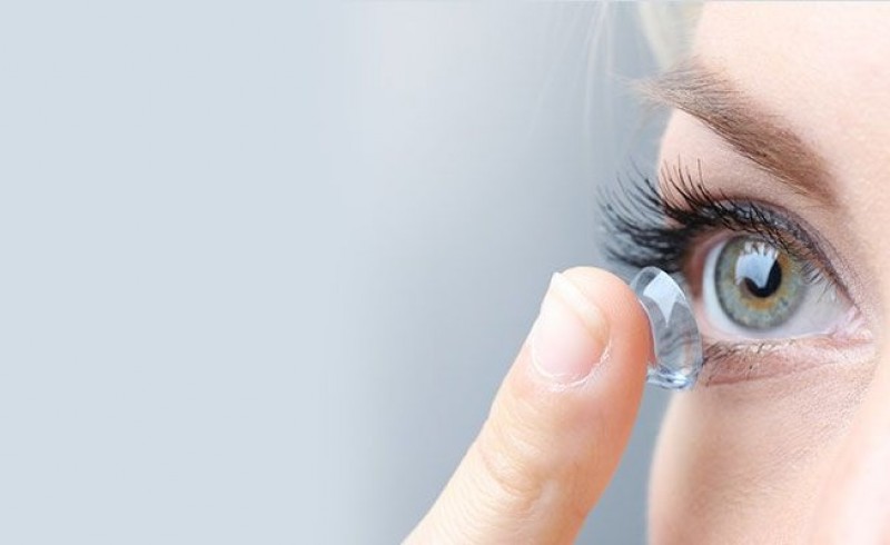 عوارض و خطرات خوابیدن با لنز