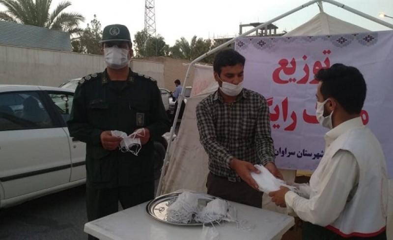 سپاه سراوان 6 هزار ماسک را به صورت رایگان میان شهروندان توزیع کرد