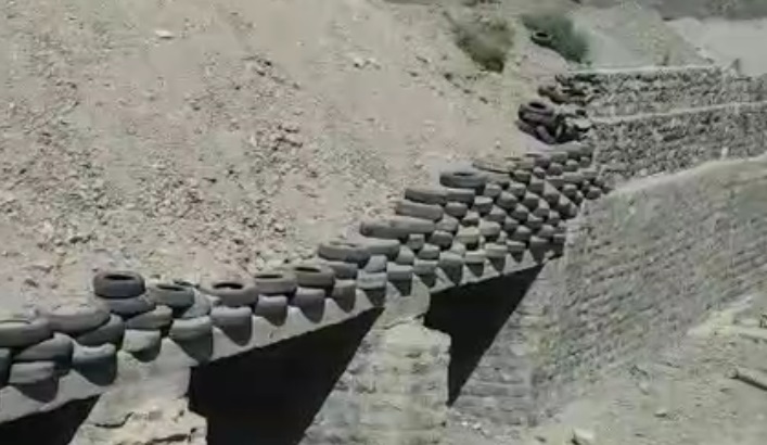 مرمت پل محور مهرستان_ ایرانشهر طبق نظر کارشناس انجام شده است/ لاستیک به عنوان دیوار حایل عمل می کند