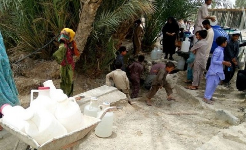 قهر آسمان؛ مقصر کمبود آب در روستاهای "بم پشت"/ اجرای 10 پروژه آبرسانی برای رفع عطش روستاییان