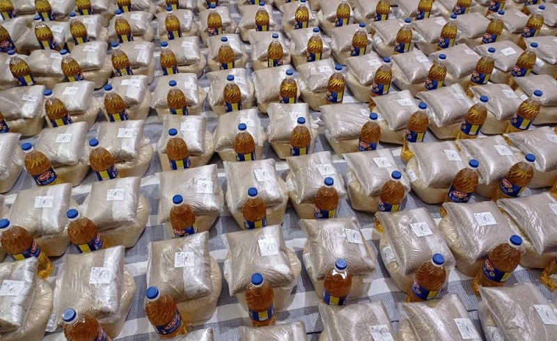 خیرین یاریگر هموطنان در بحران کرونا هستند/ توزیع ۳۰۰ سبد غذایی کمک مومنانه میان نیازمندان سراوانی