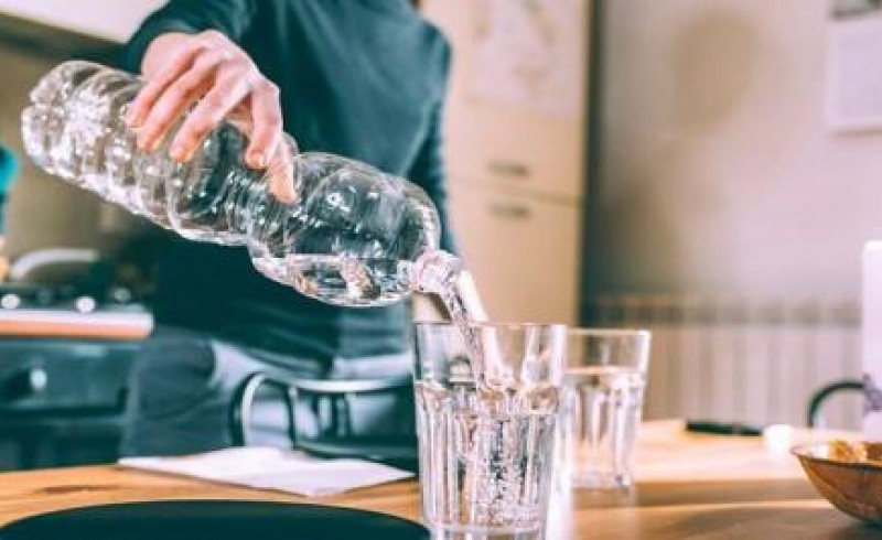 مزایای نوشیدن آب گرم در مقایسه با آب سرد