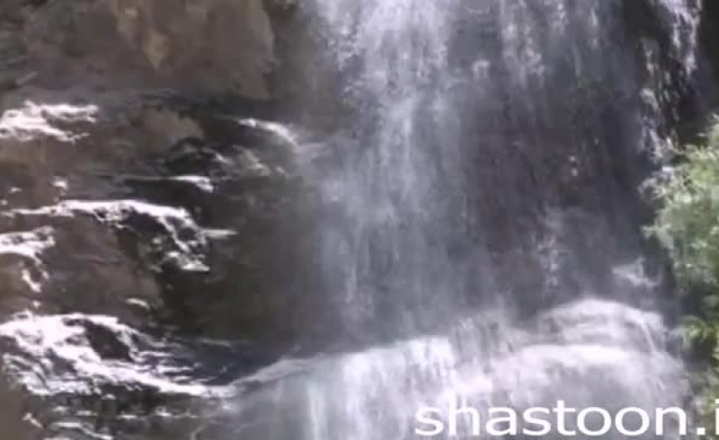 آبشار کوه سفید نگینی در ارتفاعات شرقی ترین نقطه کشور