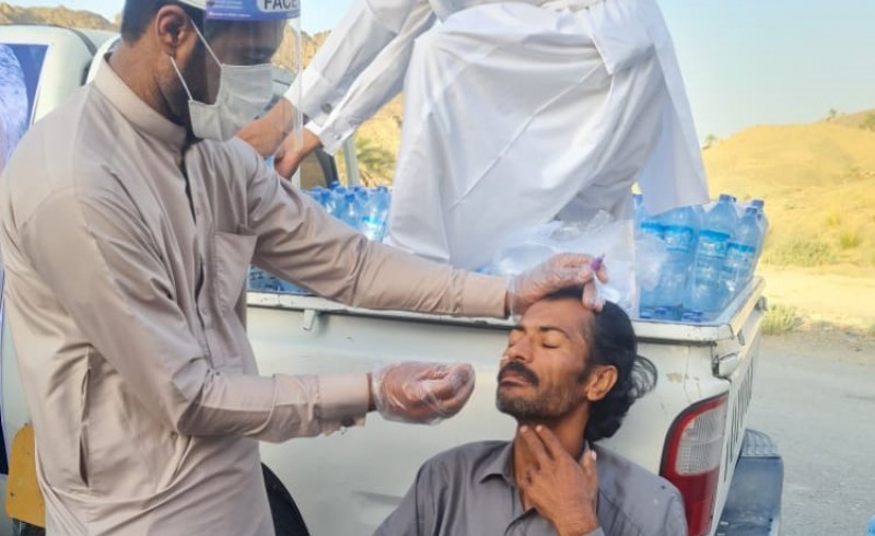 سپاه و بسیج دوشادوش کادر درمان/ از توزیع 2هزار و 500 ماسک تا انجام تست pcr برای روستاییان