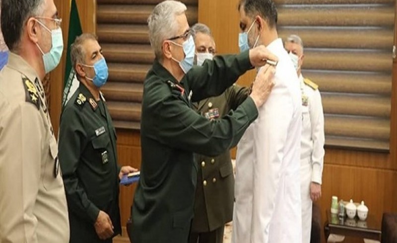 نصب درجه دریاداری فرمانده نیروی دریایی ارتش توسط سرلشکر باقری