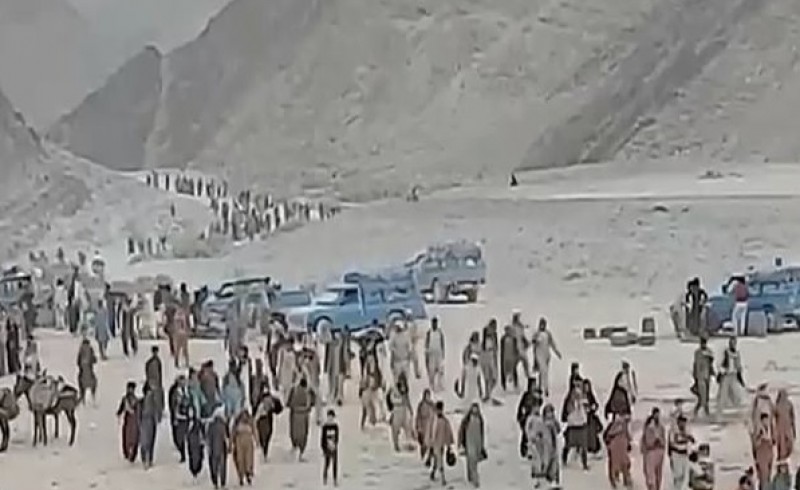 هجوم پناهجویان افغانستانی به مرزهای ایران/ از نبود اردوگاه در منطقه مرزی گلشن تا افزایش سازمان یافته باندهای قاچاق انسان