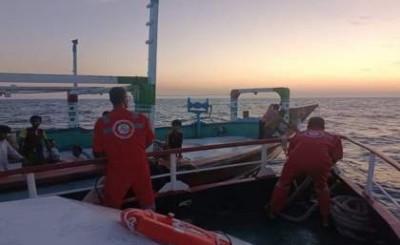 شناور صیادی با ۲۰ سرنشین در آب های دور از ساحل نجات یافت